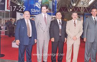 Foto 17-29 - Don Raúl Erbez Cortéz (Q.E.P.D.), Ing. Alejandro Gutiérrez de Velasco, Jorge del Muro Hernández, Dr. José Carlos Dávalos Hernández y Lic. Héctor López Santillana en la inauguración de la Expo Artes Gráficas León 2003 en el Poliforum de la ciudad de León, Gto. México.