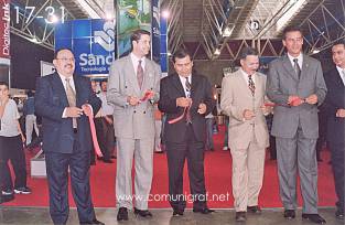 Foto 17-31 - Con el listón inaugural recién cortado, Don Raúl Erbez Cortéz (Q.E.P.D.),  Ing. Alejandro Gutiérrez de Velasco, Jorge del Muro Hernández, Dr. José Carlos Dávalos Hernández, Lic. Héctor López Santillana y Alejandro Aguilera Muñoz en la Expo Artes Gráficas León 2003 en el Poliforum de la ciudad de León, Gto. México.