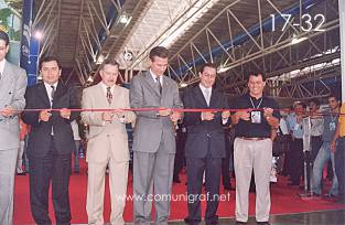 Foto 17-32 - En el corte del listón inaugural, Jorge del Muro Hernández, Dr. José Carlos Dávalos Hernández, Lic. Héctor López Santillana, Alejandro Aguilera Muñoz y el Ing. Javier Navarro en la Expo Artes Gráficas León 2003 en el Poliforum de la ciudad de León, Gto. México.