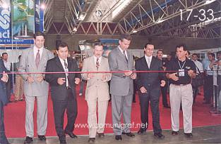 Foto 17-33 - Cortando el listón inaugural, El Ing. Alejandro Gutiérrez de Velasco, Jorge del Muro Hernández, Dr. José Carlos Dávalos Hernández, Lic. Héctor López Santillana, Alejandro Aguilera Muñoz y el Ing. Javier Navarro en la Expo Artes Gráficas León 2003 en el Poliforum de la ciudad de León, Gto. México.