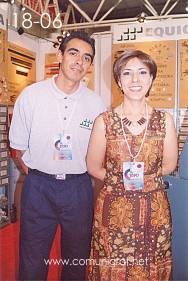 Foto 18-16 - En el stand de Equigrama: Miguel Maldonado y Irma Verónica Álvarez V. en la Expo Artes Gráficas León 2003 en el Poliforum de la ciudad de León, Gto. México.