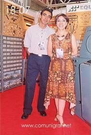 Foto 18-07 - Miguel Maldonado y Irma Verónica Álvarez V. de Equigrama en la Expo Artes Gráficas León 2003 en el Poliforum de la ciudad de León, Gto. México.