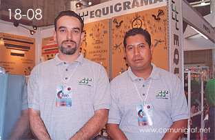 Foto 18-08 - Gustavo E. Buenrostro V. y Dionisio Salas Gómez de Equigrama en la Expo Artes Gráficas León 2003 en el Poliforum de la ciudad de León, Gto. México.