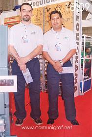 Foto 18-09 - Gustavo E. Buenrostro V. y Dionisio Salas Gómez de Equigrama en la Expo Artes Gráficas León 2003 en el Poliforum de la ciudad de León, Gto. México.