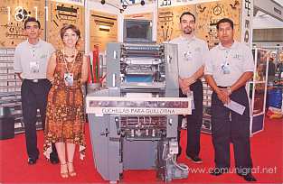 Foto 18-11 - En el stand de Equigrama: Miguel Maldonado, Irma Verónica Álvarez V., Gustavo E. Buenrostro V. y Dionisio Salas Gómez en la Expo Artes Gráficas León 2003 en el Poliforum de la ciudad de León, Gto. México.