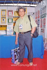 Foto 18-13 - José Aurelio Suárez G. en el Stand de la Revista Comunigraf en la Expo Artes Gráficas León 2003 en el Poliforum de la ciudad de León, Gto. México.