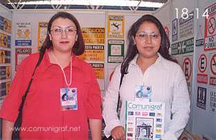Foto 18-14 - Rocío Carranza H. y Jackeline Hernández T. de la empresa Laplex en el Stand de la Revista Comunigraf en la Expo Artes Gráficas León 2003 en el Poliforum de la ciudad de León, Gto. México.