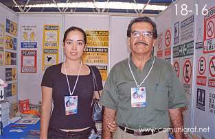 Foto 18-16 - Jessica Espinoza y Don José Emiliano Espinoza Delgadillo en el Stand de la Revista Comunigraf en la Expo Artes Gráficas León 2003 en el Poliforum de la ciudad de León, Gto. México.