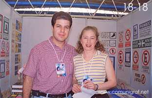 Foto 18-18 - Pareja de visitantes no identificados en el Stand de la Revista Comunigraf en la Expo Artes Gráficas León 2003 en el Poliforum de la ciudad de León, Gto. México.