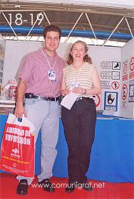 Foto 18-19 - Pareja de visitantes no identificados en el Stand de la Revista Comunigraf en la Expo Artes Gráficas León 2003 en el Poliforum de la ciudad de León, Gto. México.