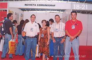 Foto 18-21 - Alejandro Aguilera Muñoz, Irma Verónica Álvarez V., Miguel Ángel Balderas Fernández y Luis Tomás Hernández Moreno en el stand de la Revista Artes Gráficas Comunigraf en la Expo Artes Gráficas León 2003 en el Poliforum de la ciudad de León, Gto. México.