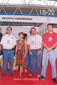 Foto 18-22 - Alejandro Aguilera Muñoz, Irma Verónica Álvarez V., Miguel Ángel Balderas Fernández y Luis Tomás Hernández Moreno en el stand de la Revista Comunigraf en la Expo Artes Gráficas León 2003 en el Poliforum de la ciudad de León, Gto. México.