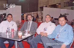 Foto 18-29 - Pedro Jaramillo Rodríguez, Gilberto A. Figueroa Bulnes, Lic. José L. Ballina R. (Q.E.P.D.) y Jorge Mendoza Medina, todos ellos de Tintas Sánchez en la Expo Artes Gráficas León 2003 en el Poliforum de la ciudad de León, Gto. México.