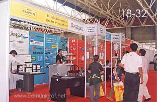 Foto 18-32 - Stand de Master Graphics - Distribuidor maestro de las Artes Gráficas en la Expo Artes Gráficas León 2003 en el Poliforum de la ciudad de León, Gto. México.