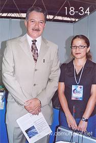 Foto 18-34 - Posando para la foto del recuerdo, el Dr. José Carlos Dávalos Hernández y Brenda Adriana Hernández Ledezma en el stand de la Revista Comunigraf en la Expo Artes Gráficas León 2003 en el Poliforum de la ciudad de León, Gto. México.