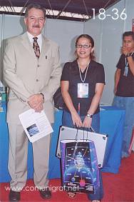 Foto 18-36 - Dr. José Carlos Dávalos Hernández y Brenda Adriana Hernández Ledezma en el stand de la Revista Comunigraf en la Expo Artes Gráficas León 2003 en el Poliforum de la ciudad de León, Gto. México.