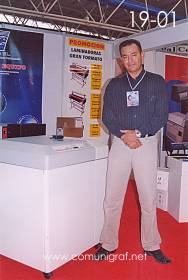 Foto 19-01 - Sergio Ricardo López Arce de Lamcel Distribuidor Gráfico en la Expo Artes Gráficas León 2003 en el Poliforum de la ciudad de León, Gto. México.