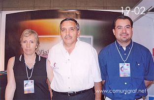 Foto 19-02 - Irene Aguilar Zarandona, Luis Saldivar Bustos y Martín León Santiago de la empresa Visión Gráfica y Termoformados en la Expo Artes Gráficas León 2003 en el Poliforum de la ciudad de León, Gto. México.