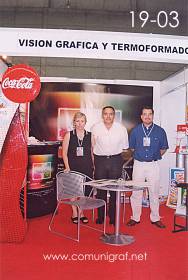 Foto 19-03 - Irene Aguilar Zarandona, Luis Saldivar Bustos y Martín León Santiago de la empresa Visión Gráfica y Termoformados en la Expo Artes Gráficas León 2003 en el Poliforum de la ciudad de León, Gto. México.