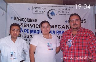 Foto 19-04 - De la empresa Conexión Gráfica de México: Felipe Hernández Jiménez, Sandra Nelly Olivares Lobato y Andrés Ortíz Ochoa en la Expo Artes Gráficas León 2003 en el Poliforum de la ciudad de León, Gto. México.