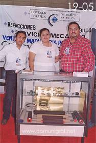 Foto 19-05 - De la empresa Conexión Gráfica de México: Felipe Hernández Jiménez, Sandra Nelly Olivares Lobato y Andrés Ortíz Ochoa en la Expo Artes Gráficas León 2003 en el Poliforum de la ciudad de León, Gto. México.