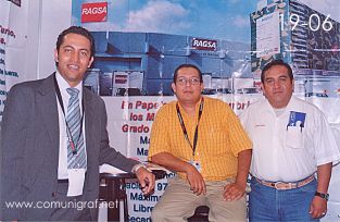 Foto 19-06 - En el stand de Ragsa: León Felipe Domínguez Sada, Raúl Rubí Plata y Humberto Hernández en la Expo Artes Gráficas León 2003 en el Poliforum de la ciudad de León, Gto. México.