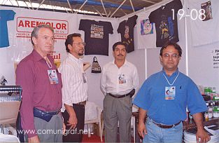 Foto 19-08 - En el stand de Arekolor: Ing. Guillermo Nanni B., Norberto Salas R., José Luis García Mera y Javier Rizo Aquino en la Expo Artes Gráficas León 2003 en el Poliforum de la ciudad de León, Gto. México.