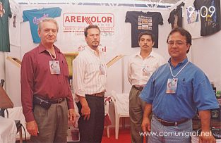 Foto 19-09 - Ing. Guillermo Nanni B., Norberto Salas R., José Luis García Mera y Javier Rizo Aquino en el stand de Arekolor en la Expo Artes Gráficas León 2003 en el Poliforum de la ciudad de León, Gto. México.