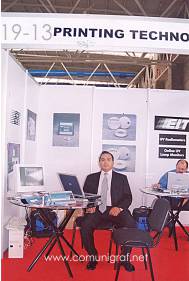 Foto 19-13 - Edgar Ortíz M. de la empresa Printing Technologies en la Expo Artes Gráficas León 2003 en el Poliforum de la ciudad de León, Gto. México.