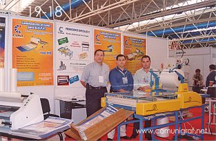 Foto 19-18 - Exponiendo parte de sus productos de la empresa Ciasa y sus representantes: David Ángel Lémus Ibarra, Gabriel Flores Figueroa y Oscar Fernando González en la Expo Artes Gráficas León 2003 en el Poliforum de la ciudad de León, Gto. México.