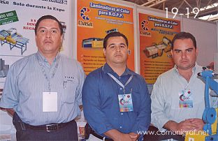 Foto 19-19 - David Ángel Lémus Ibarra, Gabriel Flores Figueroa y Oscar Fernando González en el stand de Ciasa en la Expo Artes Gráficas León 2003 en el Poliforum de la ciudad de León, Gto. México.