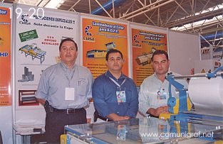 Foto 19-20 - En el stand de Ciasa: David Ángel Lémus Ibarra, Gabriel Flores Figueroa y Oscar Fernando González en la Expo Artes Gráficas León 2003 en el Poliforum de la ciudad de León, Gto. México.