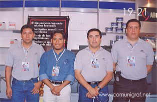 Foto 19-21 - En el stand de Tintas Sánchez: Felix Amaya, Efrain López, Rafael León y Alejandro González en la Expo Artes Gráficas León 2003 en el Poliforum de la ciudad de León, Gto. México.