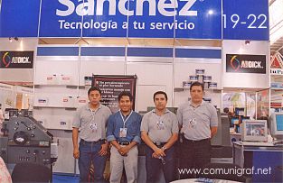 Foto 19-22 - Felix Amaya, Efrain López, Rafael León y Alejandro González en el stand de Tintas Sánchez en la Expo Artes Gráficas León 2003 en el Poliforum de la ciudad de León, Gto. México.