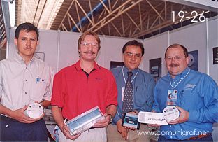 Foto 19-26 - En el stand de Printing Technologies: J. Manuel Aguillón M., Robert T. Malone, Miguel Ángel Navarro Garduño y Jim Raymont en la Expo Artes Gráficas León 2003 en el Poliforum de la ciudad de León, Gto. México.