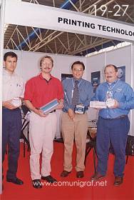 Foto 19-27 - J. Manuel Aguillón M., Robert T. Malone, Miguel Ángel Navarro Garduño y Jim Raymont de la empresa Printing Technologies en la Expo Artes Gráficas León 2003 en el Poliforum de la ciudad de León, Gto. México.