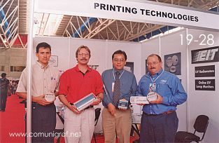 Foto 19-28 - J. Manuel Aguillón M., Robert T. Malone, Miguel Ángel Navarro Garduño y Jim Raymont de la empresa Printing Technologies en la Expo Artes Gráficas León 2003 en el Poliforum de la ciudad de León, Gto. México.