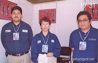 Foto 19-31 - Juan Fuentes Morales, Yolanda Salvador M. y Carlos Becerril Reyes de Sertecgraf en la Expo Artes Gráficas León 2003 en el Poliforum de la ciudad de León, Gto. México