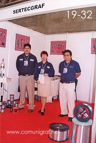 Foto 19-32 - En el stand de Sertecgraf: Juan Fuentes Morales, Yolanda Salvador M. y Carlos Becerril Reyes en la Expo Artes Gráficas León 2003 en el Poliforum de la ciudad de León, Gto. México.