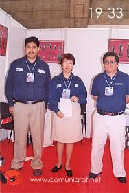 Foto 19-33 - Juan Fuentes Morales, Yolanda Salvador M. y Carlos Becerril Reyes de Sertecgraf en la Expo Artes Gráficas León 2003 en el Poliforum de la ciudad de León, Gto. México.