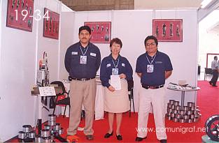 Foto 19-34 - Juan Fuentes Morales, Yolanda Salvador M. y Carlos Becerril Reyes de Sertecgraf en la Expo Artes Gráficas León 2003 en el Poliforum de la ciudad de León, Gto. México.