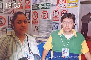 Foto 19-35 - De la Imprenta Trescientos Puntos: Susana Monjaraz Estrada y Edgar Aguilar Araiza en el Stand de la Revista Comunigraf en la Expo Artes Gráficas León 2003 en el Poliforum de la ciudad de León, Gto. México.