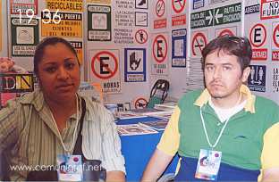 Foto 19-36 - Susana Monjaraz Estrada y Edgar Aguilar Araiza de Trescientos Puntos en el Stand de la Revista Comunigraf en la Expo Artes Gráficas León 2003 en el Poliforum de la ciudad de León, Gto. México.