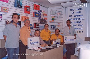 Foto 20-01 - Pablo Tobet, Everardo Torres, Mario Andrade, Lupita Alamilla, Enrique Collazo y Aarón Suárez de Comerbajío en la Expo Artes Gráficas León 2003 en el Poliforum de la ciudad de León, Gto. México.