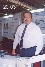 Foto 20-03 - Eduardo Díaz de Japay León en la Expo Artes Gráficas León 2003 en el Poliforum de la ciudad de León, Gto. México.