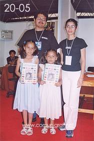 Foto 20-05 - Cony, alumna del ICAGG con su familia en la Expo Artes Gráficas León 2003 en el Poliforum de la ciudad de León, Gto. México.