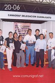 Foto 20-06 - Alumnos del ICAGG en el stand de la Canagraf Guanajuato en la Expo Artes Gráficas León 2003 en el Poliforum de la ciudad de León, Gto. México.