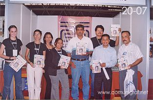 Foto 20-07 - Alumnos del ICAGG en el stand de la Canagraf Guanajuato en la Expo Artes Gráficas León 2003 en el Poliforum de la ciudad de León, Gto. México.