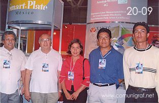 Foto 20-09 - En el stand de Smart Plate: Daniel Aguilar, Alfredo Ramírez, Fátima Alvarado Gómez, Roberto Torres Marmolejo y José de Jesús Torres Marmolejo en la Expo Artes Gráficas León 2003 en el Poliforum de la ciudad de León, Gto. México.