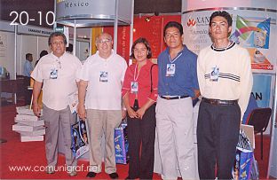 Foto 20-10 - Daniel Aguilar, Alfredo Ramírez, Fátima Alvarado Gómez, Roberto Torres Marmolejo y José de Jesús Torres Marmolejo en la Expo Artes Gráficas León 2003 en el Poliforum de la ciudad de León, Gto. México.